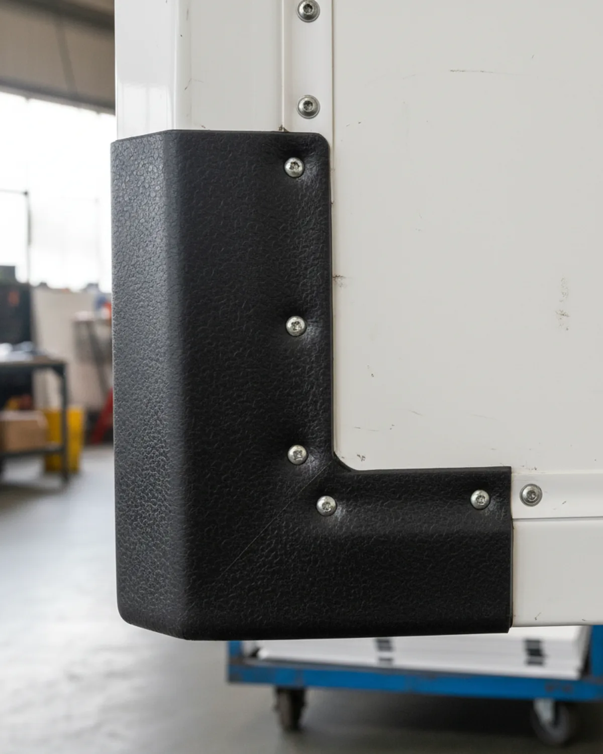 Scuff board protection edge on a cold-chain truck partition